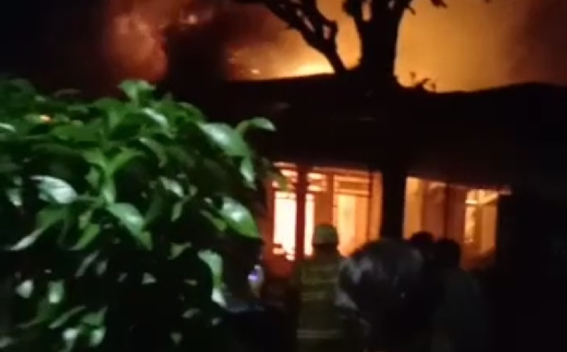 Kebakaran Hebat Hanguskan Rumah di Meruya Selatan, 8 Mobil Damkar Meluncur