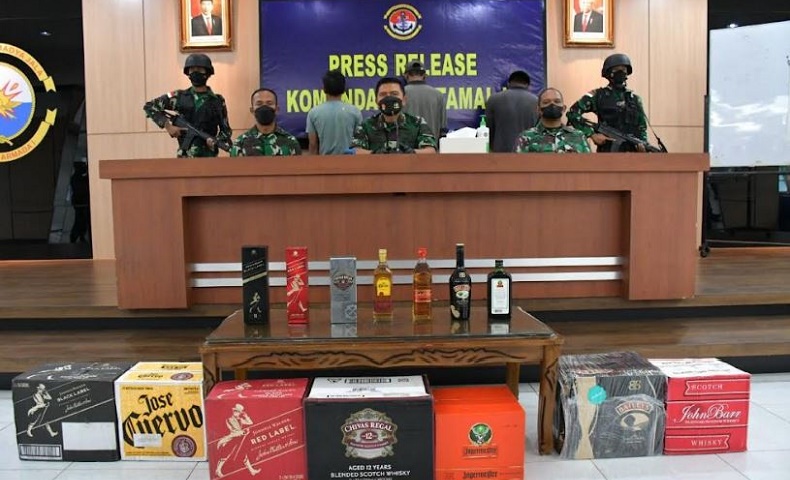 TNI AL Gagalkan Penyelundupan 6.750 Botor Miras Hendak Dikirim ke Palembang