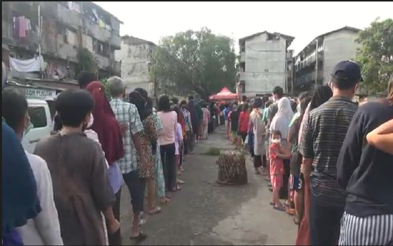 Demi 2 Liter Minyak Goreng, Warga Rusun Palembang Antre Puluhan Meter 