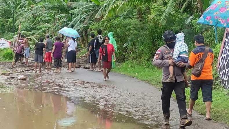 Aksi Heroik Brigadir Safly Siodo Selamatkan Ibu dan Balita dari Terjangan Banjir Bandang 