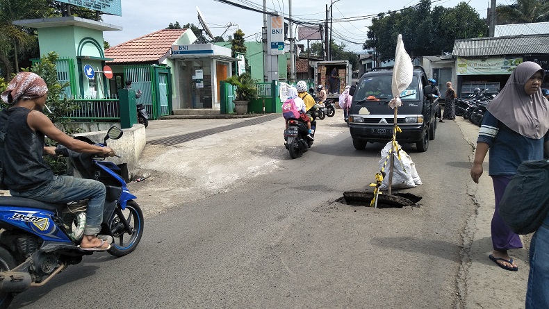 Warga Keluhkan Lubang di Jalan H Gofur Pasar Tanimulya KBB hanya Ditambal Semen