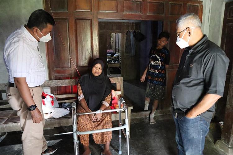 Viral Pelajar SD Rawat Ibunya yang Lumpuh, Anggota Komisi II DPR Kunjungi Bawa Dokter