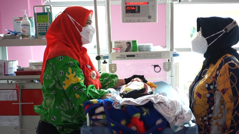 Jenguk Bayi yang Ditemukan di Semak-Semak, Wali Kota Bandarlampung Eva Dwiana Terharu