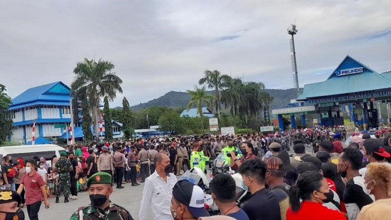 Ingin Lihat Presiden Jokowi, Ribuan Warga Bitung Tumpah Ruah di Jalan