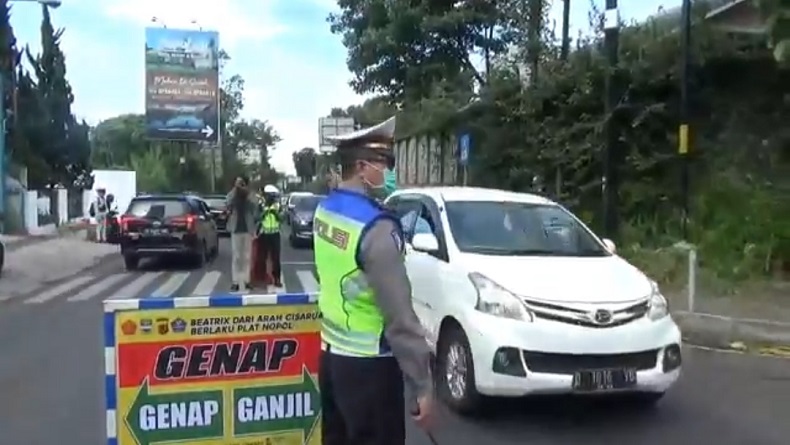 Terjaring Operasi Ganjil Genap, Wisatawan Luar Kota Gigit Jari Tak Bisa Masuk Lembang 