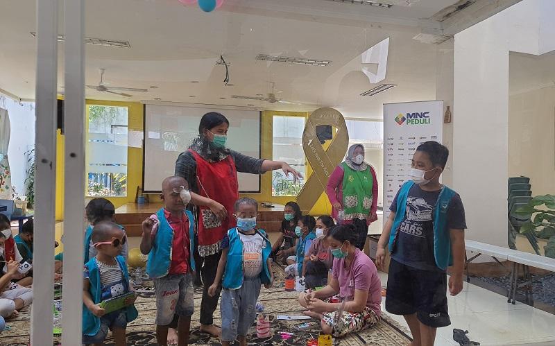 Gandeng Kertabumi, MNC Peduli Gelar Pelatihan Daur Ulang Botol Plastik Bersama Anak-Anak Penderita Kanker YKAKI