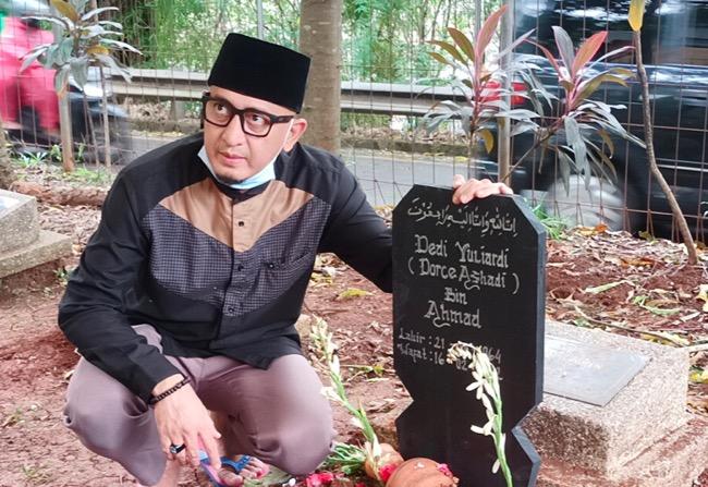 Ustaz Zacky Mirza Sempatkan Ziarah Makam Dorce Gamalama Usai Safari Dakwah