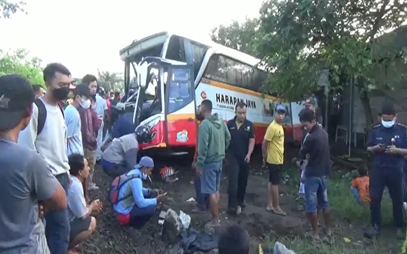 Korban Tewas Bus Pariwisata Tertabrak KA di Tulungagung jadi 5 Orang