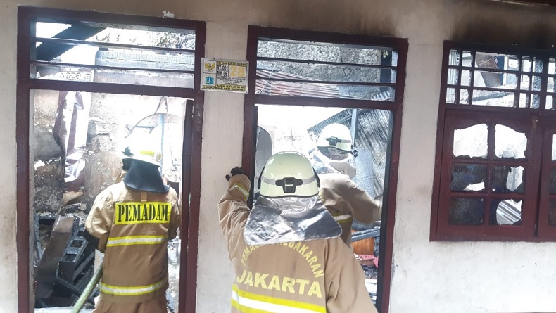 Kompor Menyala Ditinggal Pemilik Tidur, Rumah di Ciracas Ludes Terbakar