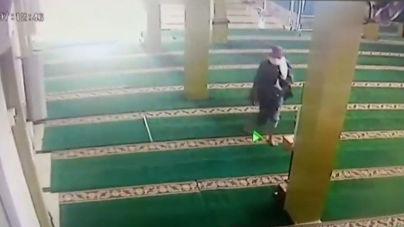 Pria Bersorban Curi Speaker dan Kotak Amal di Masjid, Aksinya Terekam CCTV