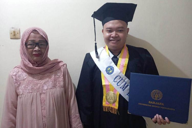 Rizki Oktavianto Anak Buruh Katering Jadi Lulusan Terbaik UNY, Begini Kisahnya