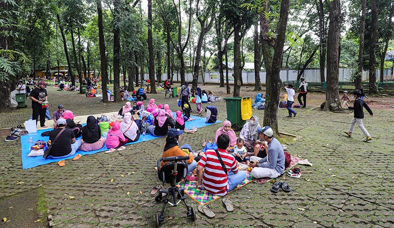Diserbu Pengunjung, Penjual Tikar dan Kue Rangi di Ragunan Panen Rezeki