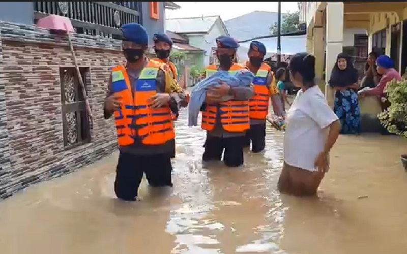 Evakuasi Warga, Brimob Polda Sumut Temukan Ibu dan Bayi Terjebak Banjir