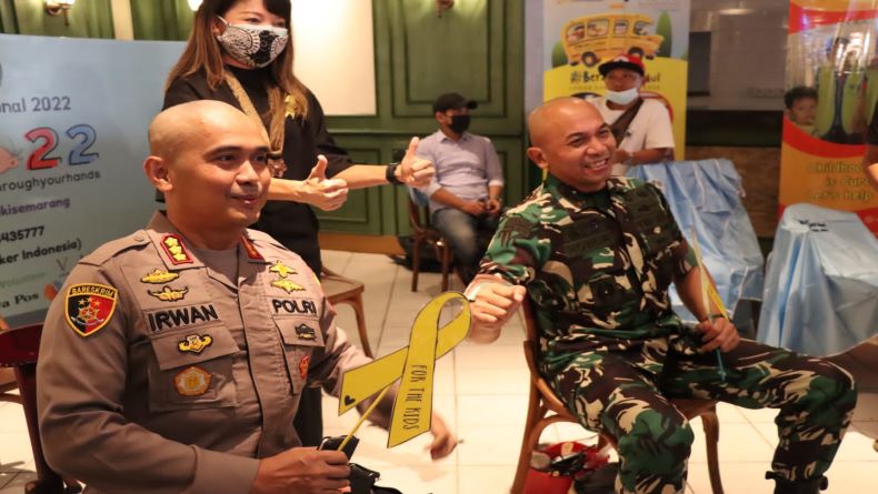 Dukung Anak Penderita Kanker, 2 Pejabat Ini Cukur Gundul 