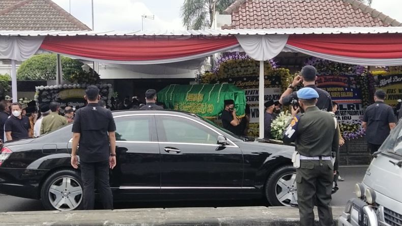 Presiden Jokowi Ikut Antarkan Jenazah Pamannya, Miyono ke Peristirahatan Terakhir 