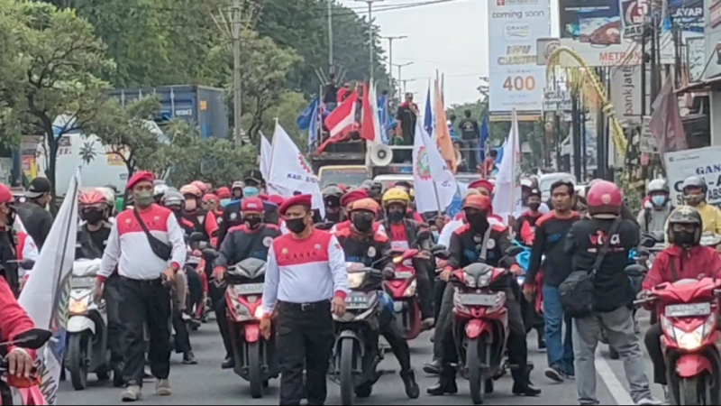 Ribuan Buruh Jatim Demo Tolak Aturan JHT, Lalu Lintas Sidoarjo-Surabaya Lumpuh