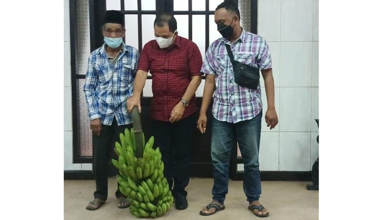 Korban Erupsi Semeru Ini Bawa Sekarung Buah Temui Bupati Semarang, Alasannya Bikin Terenyuh