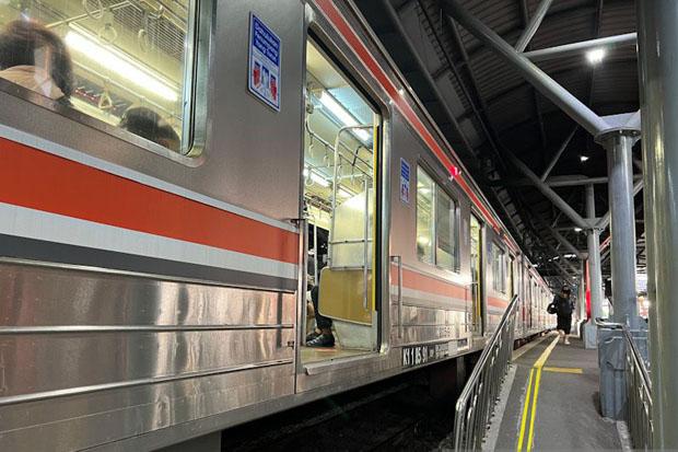 Kereta Tabrak Mobil di Stasiun Citayam, Penumpang Dievakuasi