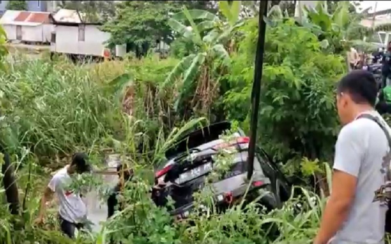 Sopir Diduga Ngantuk, Minibus Terjun ke Rawa di Jakabaring Palembang 