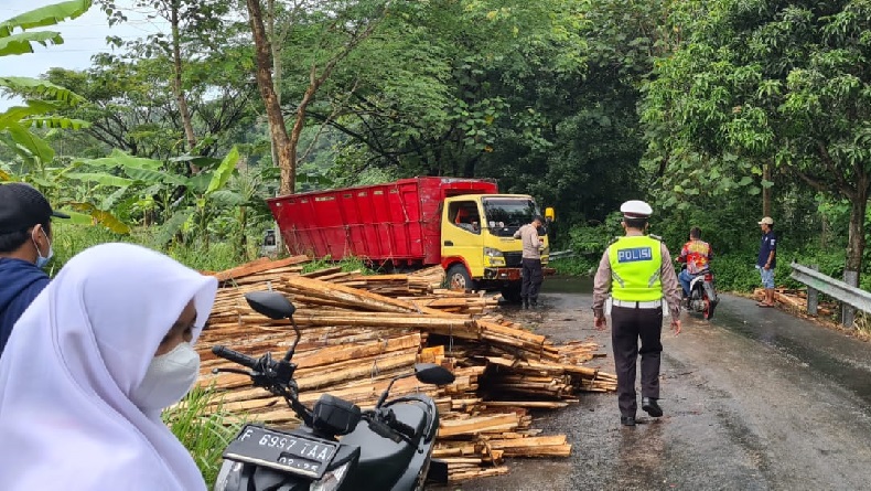 Truk Bermuatan Kayu Terguling di Gunung Butak Palabuhanratu Sukabumi, Sopir Tewas