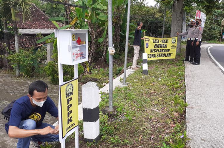 Gandeng Relawan, Satlantas Polres Gunungkidul Pasang Kotak P3K di Jalur Tengkorak 