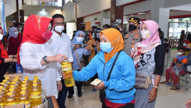 OP Minyak Goreng di Sukoharjo Mirip Pemilu, Selesai Beli Lalu Celup Tinta 