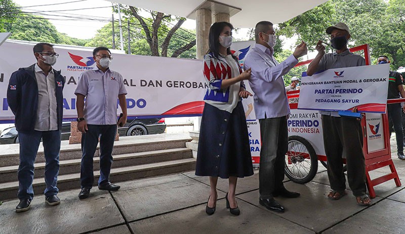 Bagikan Gerobak untuk UMKM, Sekjen Perindo : Tujuan Kami Rakyat Bahagia dan Ekonomi Meningkat