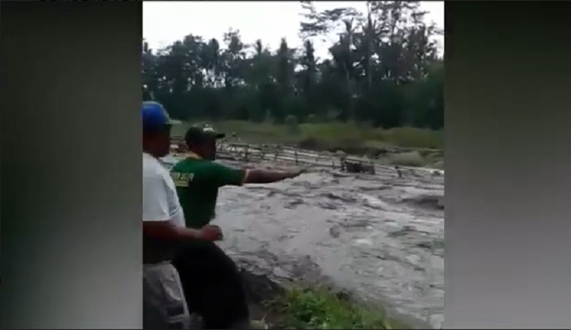 Detik-Detik Jembatan Antarkecamatan di Lumajang Hanyut Terseret Banjir Bandang 