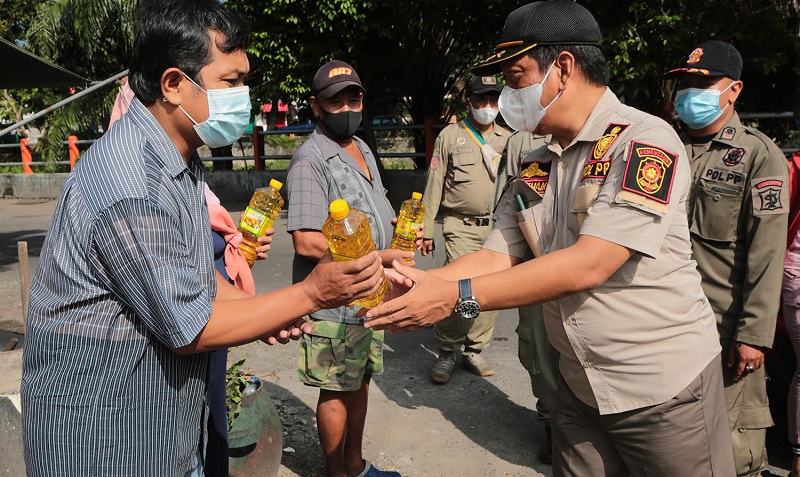 Satpol PP Surabaya Bagikan 2.550 Liter Minyak Goreng Gratis untuk Warga 