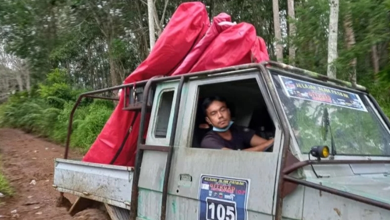  Jalan Utama Putus, Satgas Salurkan Bantuan Gempa Pasaman Pakai Mobil Offroad