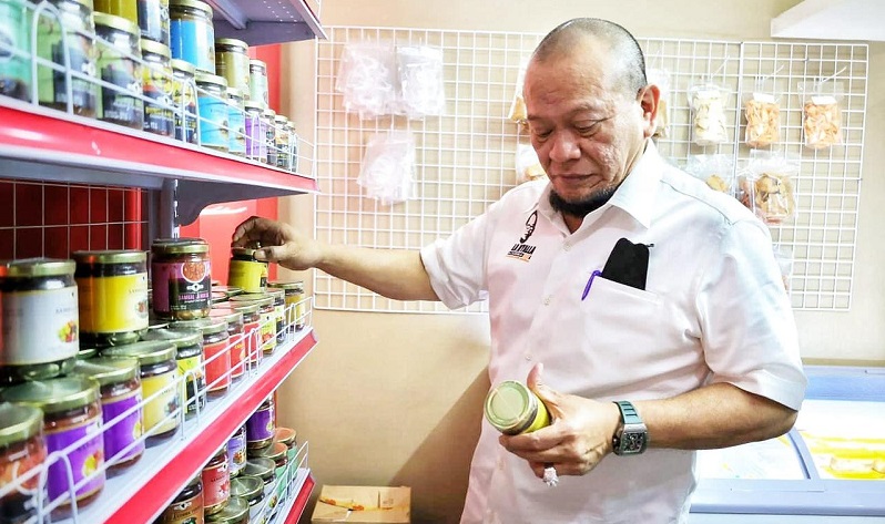 La Nyalla Ajak Masyarakat Jatim Awasi Distribusi Minyak Goreng di Pasar Tradisional 