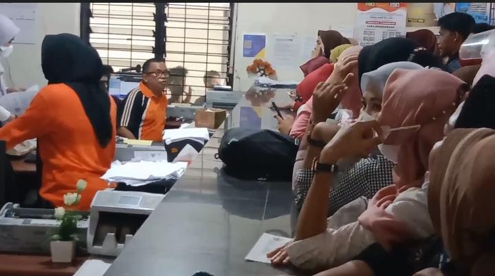 Demi Cairkan Bansos Tunai, Warga Pangkep Berdesakan dan Abaikan Prokes