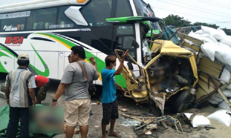Bus Tabrak Truk di Tol Surabaya gegara Penumpang Rebut Kemudi, 2 Orang Tewas 4 Luka Berat 
