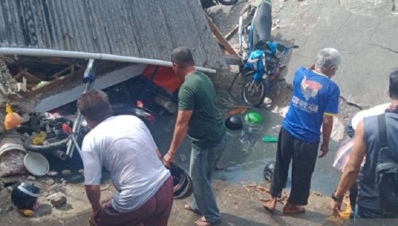Pasar Ikan Tanjungpinang Ambruk, Puluhan Motor Tertimbun Reruntuhan