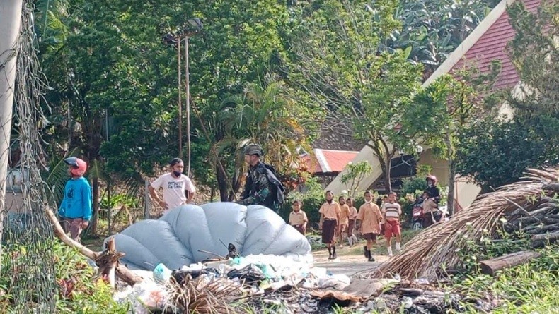 Penerjun Marinir Salah Mendarat, Warga : Hebat Tetap Tenang walau Berputar di Udara