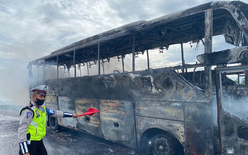 Bus Pariwisata Terbakar di Tol Pandaan Malang, Penumpang Teriak Histeris