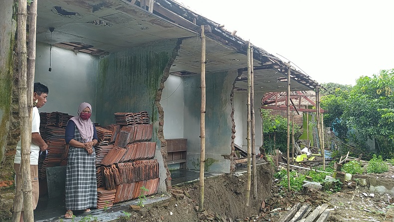 6 Rumah di Ciwaringin Cirebon Hancur Tergerus Abrasi Sungai