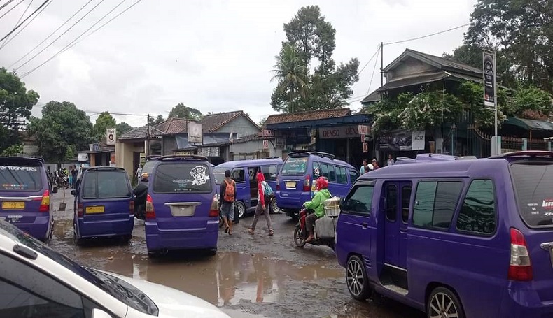 Protes Jalan Rusak, Sopir Angkot 09 Cicurug Sukabumi Blokade Jalan 