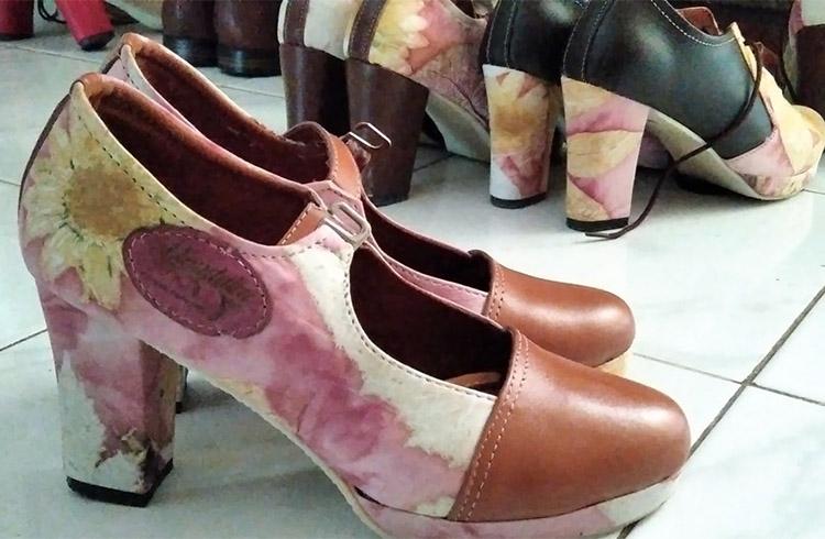 Mahasiswa UNY Teliti Ecoprint pada Media Kulit, Cocok untuk Sepatu