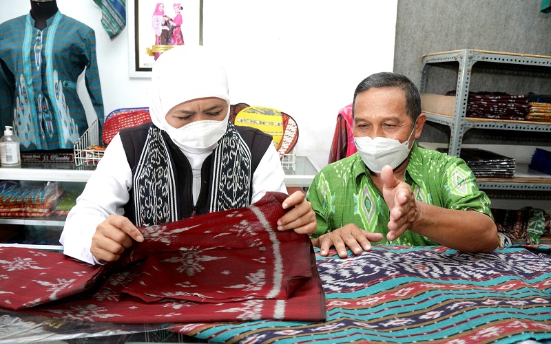 Tenun Ikat dan Songket Parengan Lamongan Tembus Pasar Global, Khofifah: Produk Unggulan Desa
