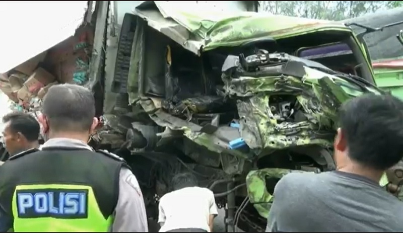 3 Truk Tabrakan Beruntun di Tuban, Pengemudi Luka Parah Terjepit 
