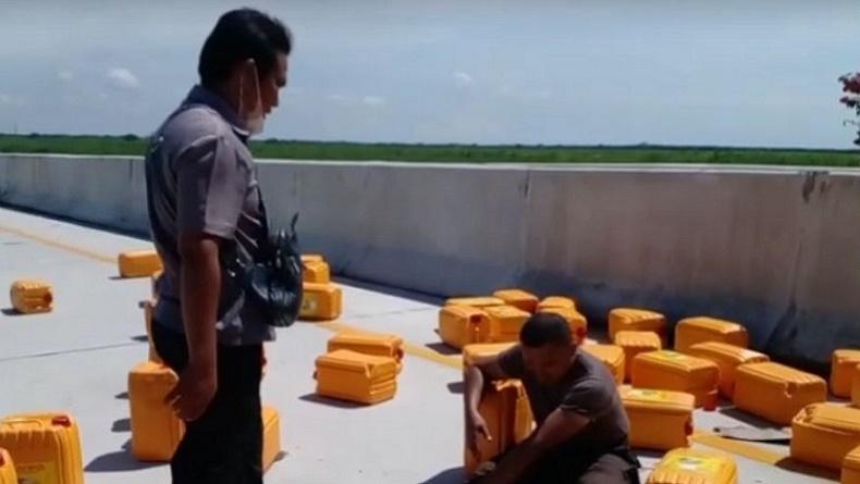 Truk Terbalik di Tol Medan-Stabat, Bawa Muatan Puluhan Jeriken Minyak Goreng