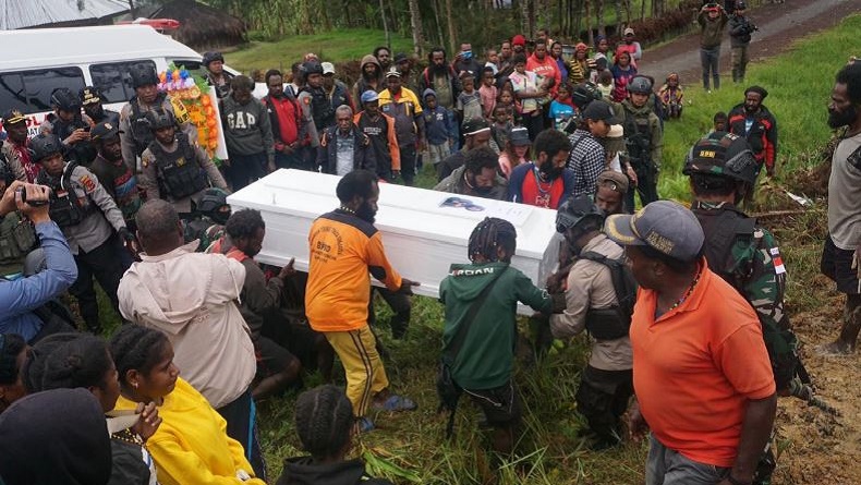 TNI-Polri Kawal Pemakaman Bebi Tabuni, Putra Asli Papua yang Dibunuh KKB