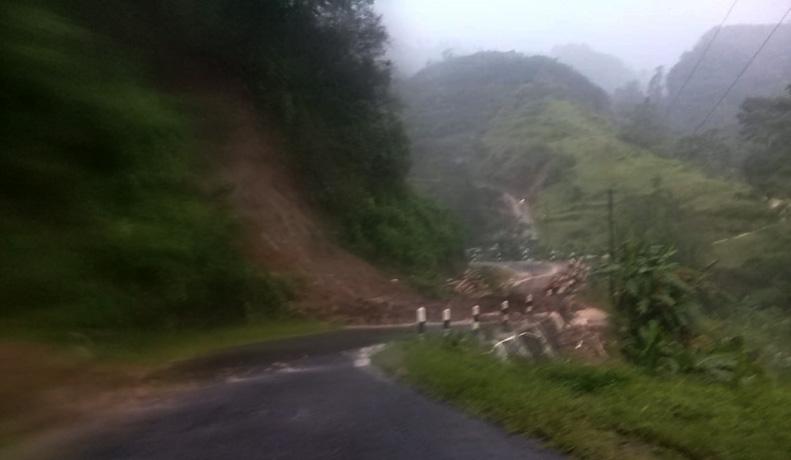 Tebing di Lereng Gunung Lawu Longsor, Akses Jalan Tawangmangu-Jatiyoso Putus