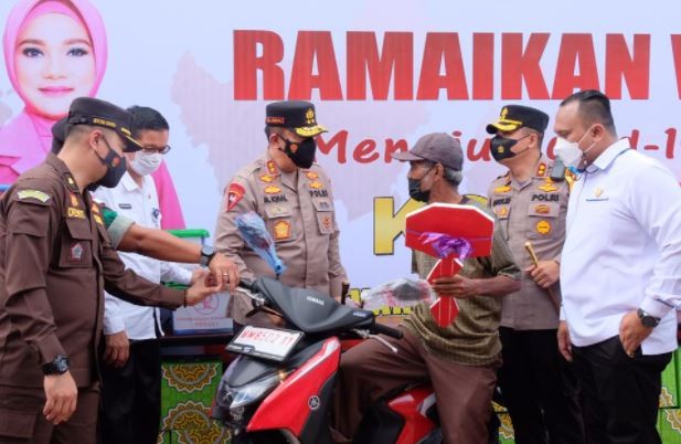 Beri Hadiah Motor ke Lansia Peserta Vaksin, Kapolda Iqbal: Tadi Malam Mimpi Apa Pak?
