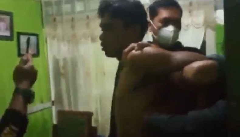 Buronan Curat Ditangkap di Rumah, Orang Tua Menangis: Jangan Dipukul, Pak!