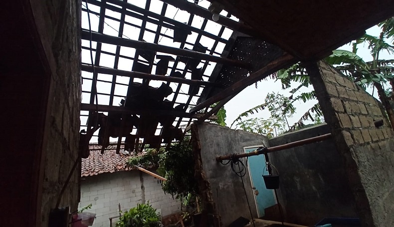 90 Rumah di Nagrak Sukabumi Rusak Disapu Angin Puting Beliung