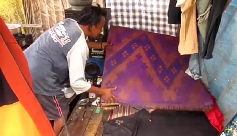 Miris, Pasutri di Bandung Tinggal di Gubuk Berdinding Karung dan Sarung Bolong