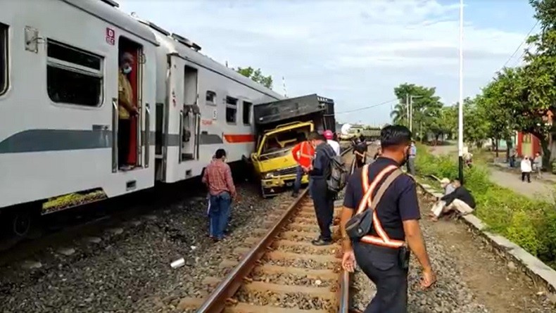 Kereta Api Bertumbukan dengan Truk di Lamongan, Masinis Terluka