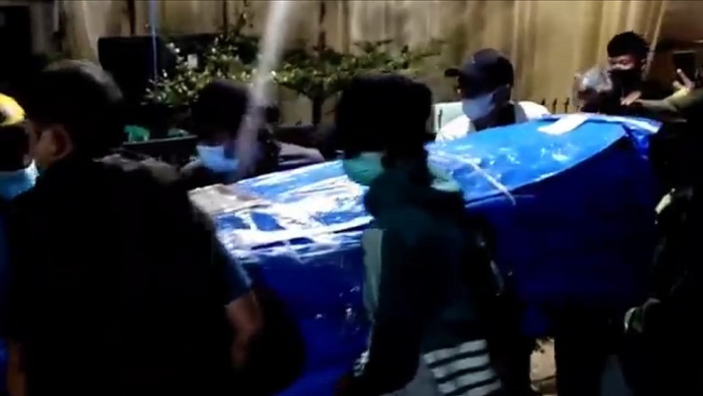 Jenazah Billy Korban KKB Papua Tiba di Rumah Duka Solokan Jeruk Bandung, Tangis Keluarga Pecah